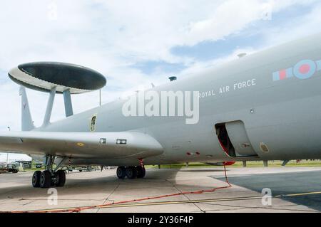 Avion de surveillance RAF Sentry E3D stationné dans la zone d'exposition statique du spectacle aérien RAF Waddington 2005 Banque D'Images