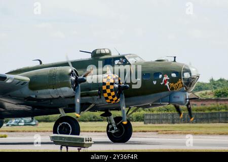 Bombardier B-17F Memphis belle American World War 2 volant au RAF Waddington International Airshow 2005 Banque D'Images