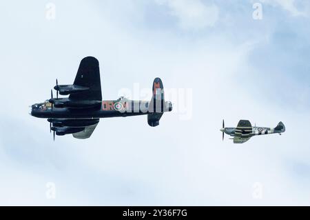 Le bombardier lourd Avro Lancaster PA474 et le Spitfire MK356 volent au salon aéronautique international de Waddington de la RAF 2005. Exploité par la Royal Air Force Battle Banque D'Images