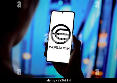 12 septembre 2024, Paraguay. Dans cette illustration photo, le logo Worldcoin est affiché sur un écran de smartphone Banque D'Images