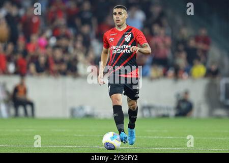 Curitiba, Brésil. 11 septembre 2024. Gabriel d'Athletico, contrôle le ballon lors du match entre Athletico Paranaense et Vasco da Gama, pour la deuxième manche des quarts de finale de la Coupe du Brésil 2024, au stade Arena da Baixada, à Curitiba le 11 septembre. Photo : Heuler Andrey/DiaEsportivo/Alamy Live News crédit : DiaEsportivo/Alamy Live News Banque D'Images