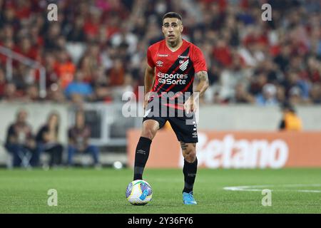 Curitiba, Brésil. 11 septembre 2024. Gabriel d'Athletico, contrôle le ballon lors du match entre Athletico Paranaense et Vasco da Gama, pour la deuxième manche des quarts de finale de la Coupe du Brésil 2024, au stade Arena da Baixada, à Curitiba le 11 septembre. Photo : Heuler Andrey/DiaEsportivo/Alamy Live News crédit : DiaEsportivo/Alamy Live News Banque D'Images