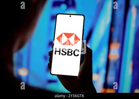 Paraguay. 12 septembre 2024. Dans cette illustration photo, le logo HSBC est affiché sur l'écran d'un smartphone. (Photo de Jaque Silva/SOPA images/SIPA USA) *** strictement à des fins éditoriales *** crédit : SIPA USA/Alamy Live News Banque D'Images