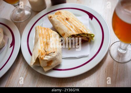 Couper le shawarma savoureux avec des légumes et des légumes hachés, Banque D'Images