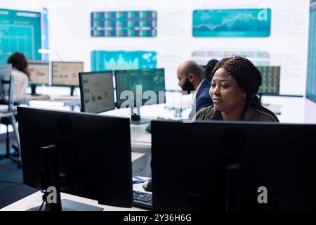 Business Investor examine les derniers plans de budgétisation sur grand écran avec des rapports de données, collecte des détails sur les mises à jour financières pour assurer une expansion mondiale. Prise de décisions par les actionnaires. Banque D'Images