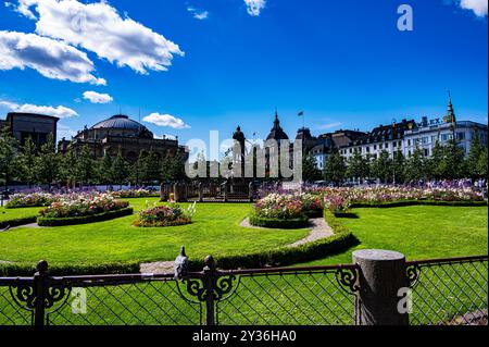 Vue sur le Kongens Nytorv dans le centre de Copenhague avec la statue équestre de Christian V et det Kongelige Teater Banque D'Images