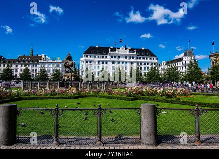 Vue du Kongens Nytorv dans le centre de Copenhague avec la statue équestre de Christian V. Banque D'Images