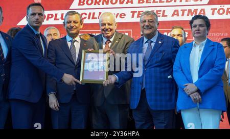 Izmir, Turquie. 12 septembre 2024. Le président du principal parti d'opposition, le CHP (Parti républicain du peuple), Ozgur Ozel, a assisté à la cérémonie d'ouverture et d'inauguration des travaux au parc Ataturk à Izmir et y a prononcé un discours. Après le discours, Ozel et d'autres politiciens et membres du parti ont coupé le ruban dans le cadre de la cérémonie et ont ouvert le marché social, le restaurant de la ville et les parcs. Crédit : İdil Toffolo/Alamy Live News Banque D'Images