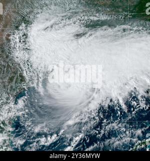 La Nouvelle-Orléans, États-Unis. 11 septembre 2024. L'ouragan Francine, un ouragan de catégorie 2, frappe la côte de la Louisiane près de Vermillion Bay vu depuis le satellite NOAA-21, le 11 septembre 2024 en orbite terrestre. Francine sera le troisième ouragan à toucher terre aux États-Unis cette saison. Crédit : NOAA-21 satellite/NASA/Alamy Live News Banque D'Images