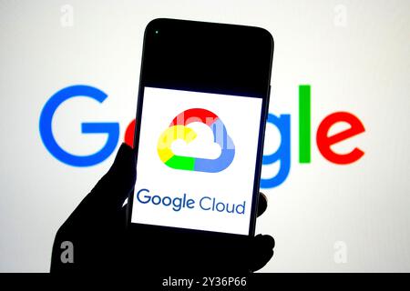 Dans cette illustration photo, un logo Google Cloud vu affiché sur un smartphone avec un logo Google en arrière-plan. Banque D'Images