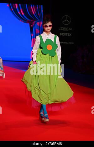 Madrid, Espagne. 12 septembre 2024. Un mannequin marche sur la piste portant un dessin d'Agatha Ruiz de la Prada lors de la Mercedes-Benz Fashion week de Madrid à IFEMA, 12 septembre 2024 Espagne Antonio Quilez/cordon Press Credit : CORDON PRESS/Alamy Live News Banque D'Images