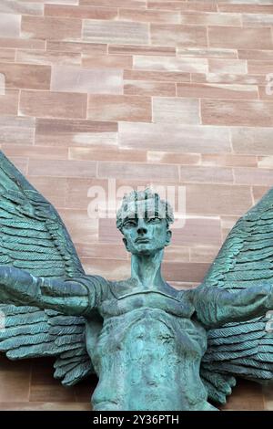 Détail de l'œuvre d'art Saint-Michel sur la cathédrale de Coventry par Sir Jacob Epstein Banque D'Images