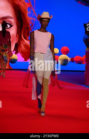 Madrid, Espagne. 12 septembre 2024. Un mannequin marche sur la piste portant un dessin d'Agatha Ruiz de la Prada lors de la Mercedes-Benz Fashion week de Madrid à IFEMA, 12 septembre 2024 Espagne Antonio Quilez/cordon Press Credit : CORDON PRESS/Alamy Live News Banque D'Images