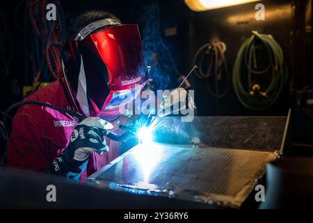 Norfolk, Virginie, États-Unis. 14 août 2024. Technicien d'entretien de coque de 2e classe Dylan Brinegar, originaire de Medford, Oregon, soude une unité de ventilation d'air dans l'atelier de réparation de machines à bord du porte-avions USS Harry S. Truman de classe Nimitz (CVN 75), 14 août. Le Harry S. Truman Carrier Strike Group est en cours dans l'océan Atlantique pour compléter la formation intégrée de combat naval. Les exercices d'entraînement des unités composites sont un exercice intense de plusieurs semaines conçu pour intégrer pleinement un groupe d'attaque des porteurs en tant que force de combat cohérente et multimission, afin d'évaluer leur capacité à mener à bien des opérations de soutien Banque D'Images