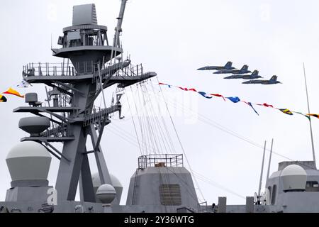 Pensacola, Floride, États-Unis. 6 septembre 2024. Ensuite, les Blue Angels de l'US Navy volent près du mât principal de l'USS Richard M. McCool Jr. (LPD 29) pendant la semaine de mise en service du navire à la Naval Air Station de Pensacola à Pensacola, en Floride, le 7 septembre 2024. Le navire sera mis en service à NAS Pensacola le 7 septembre 2024. (Crédit image : © EJ Hersom/DoD/ZUMA Press Wire) USAGE ÉDITORIAL SEULEMENT! Non destiné à UN USAGE commercial ! Banque D'Images