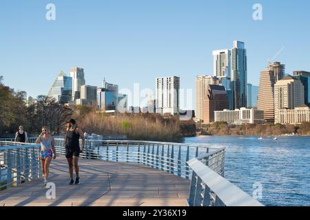 Austin, Texas - 22 février 2024 : ville d'Austin Texas avec des gens sur le chemin extérieur le long de la rivière avec des bâtiments d'horizon en arrière-plan. Banque D'Images