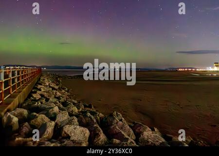 Heysham, Lancashire, Royaume-Uni. 12 septembre 2024. Regardant vers le nord à travers la baie de Morecambe pour attraper Northern Lights crédit : PN News/Alamy Live News Banque D'Images