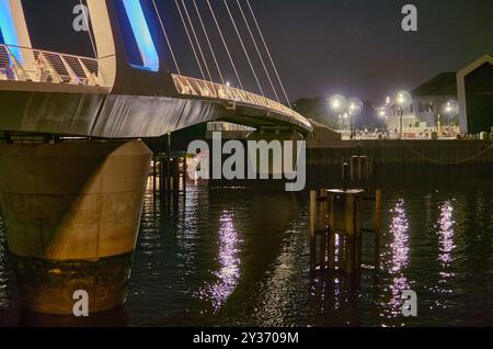 Le pont tournant pour piétons Govan Partick lors de sa première journée complète d'exploitation Banque D'Images