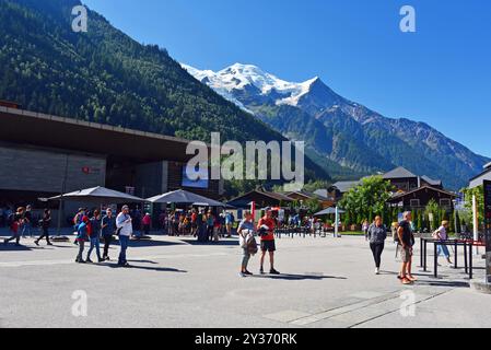 FRANCE, HAUTE-SAVOIE (74) CHAMONIX, DÉPART DU TÉLÉPHÉRIQUE DE L'AIGUILLE DU MIDI FACE AUX MONTAGNES DU MONT-BLANC Banque D'Images