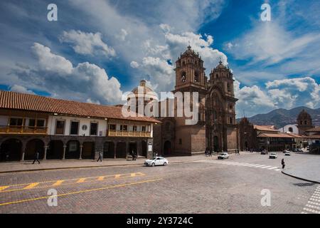 Au cœur des Andes, Cusco est la porte d'entrée vers les merveilles anciennes et la culture vivante. Une ville où l'histoire et la tradition prennent vie dans chaque s. Banque D'Images