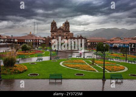 Au cœur des Andes, Cusco est la porte d'entrée vers les merveilles anciennes et la culture vivante. Une ville où l'histoire et la tradition prennent vie dans chaque s. Banque D'Images