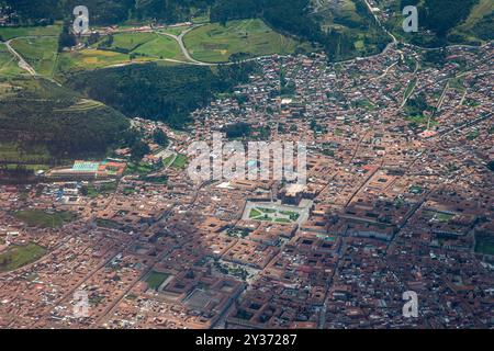 Au cœur des Andes, Cusco est la porte d'entrée vers les merveilles anciennes et la culture vivante. Une ville où l'histoire et la tradition prennent vie dans chaque s. Banque D'Images