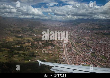 Au cœur des Andes, Cusco est la porte d'entrée vers les merveilles anciennes et la culture vivante. Une ville où l'histoire et la tradition prennent vie dans chaque s. Banque D'Images