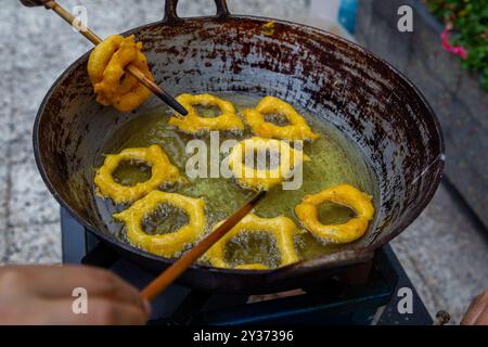 Les picarones péruviennes sont un dessert traditionnel couramment trouvé au Pérou. Ils sont un type de beignet fait à partir d'une pâte de patate douce et de citrouille, qui est Banque D'Images