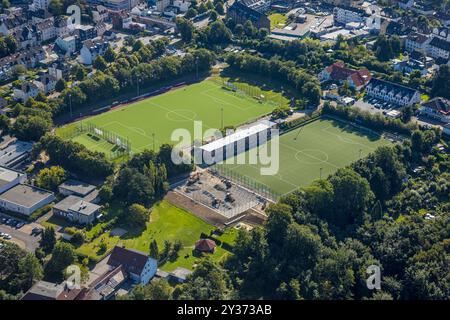 Luftbild, Fußballstadion von-Böttinger-Platz mit Bagger auf einer Baustelle, Sportclub Velbert e.V. Fußballverein, Velbert, Ruhrgebiet, Nordrhein-Westfalen, Deutschland ACHTUNGxMINDESTHONORARx60xEURO *** vue aérienne, stade de football von Böttinger Platz avec excavatrice sur un chantier, Sportclub Velbert, région de la Ruhr, Rhénanie du Nord-Westphalie, Allemagne Banque D'Images