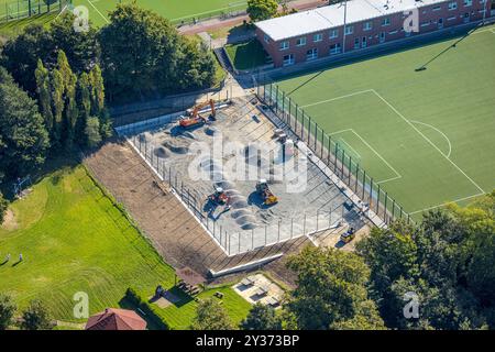 Luftbild, Fußballstadion von-Böttinger-Platz mit Bagger auf einer Baustelle, Sportclub Velbert e.V. Fußballverein, Velbert, Ruhrgebiet, Nordrhein-Westfalen, Deutschland ACHTUNGxMINDESTHONORARx60xEURO *** vue aérienne, stade de football von Böttinger Platz avec excavatrice sur un chantier, Sportclub Velbert, région de la Ruhr, Rhénanie du Nord-Westphalie, Allemagne Banque D'Images