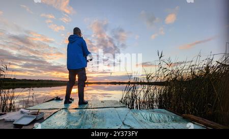 pêcheur pêchant sur la rive de la rivière Corrib, Galway, Irlande, filature, pêche à la mouche, activités de plein air Banque D'Images