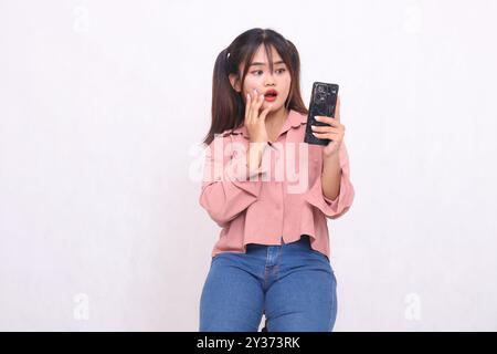 Affaires, finances et projets d'amélioration du travail réussi homme d'affaires asiatique joyeux femme élégante professionnelle tenant le téléphone portable choqué expressi Banque D'Images