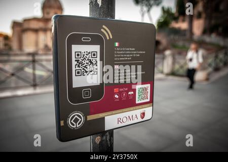 ROME, ITALIE - 15 JUIN 2024 : une pancarte à Rome encourage les touristes à télécharger un guide sur smartphone via un QR code. Le signe représente l'intégration de M. Banque D'Images