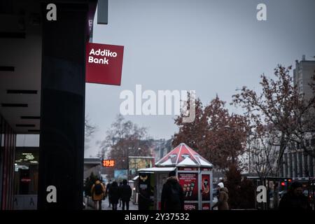 NOVI SAD, SERBIE - 23 FÉVRIER 2024 : logo Addiko Bank sur un immeuble de bureaux à Novi Sad, Serbie. Anciennement Hypo Alpe Adria, Addiko est une banque autrichienne Banque D'Images