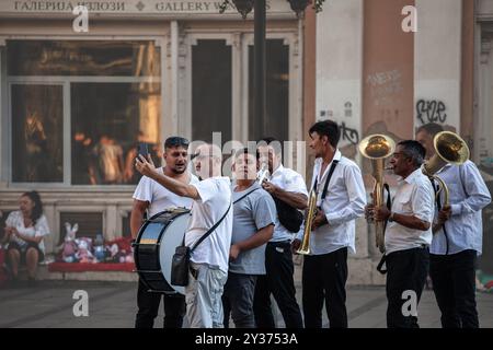 BELGRADE, SERBIE - 23 JUILLET 2024 : Trubaci, groupe de musique rom, traditionnel de serbie, jouant de la trompette, et des instruments traditionnels dans une rue de belgr Banque D'Images