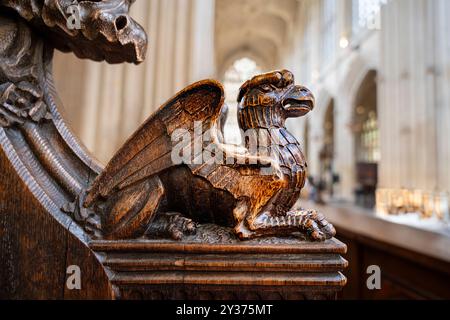 Bath, Angleterre - 29-05-05 2024 : bel oiseau sculpté, aigle, figure sur le bras d'une stalle de chœur à l'intérieur de l'abbaye de Bath, Bath, Avon, Royaume-Uni Banque D'Images