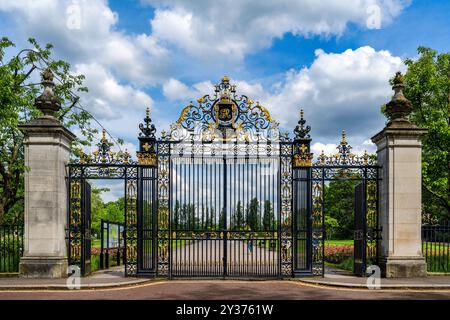 Porte en fer forgé, Gthe Jubilee Gates, entrée à Regent's Park et Queen Mary's Gardens à Londres. Pont York Banque D'Images