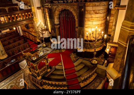Londres, Angleterre - 05-20-05 2024 : L'arche de la synagogue du New West End dans le nord de Londres, Angleterre Banque D'Images