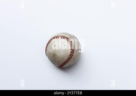 Baseball isolé sur fond blanc Banque D'Images