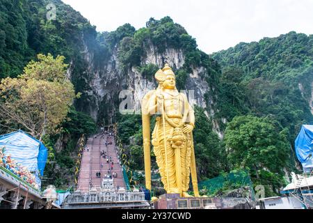 Les touristes grimpent le long escalier menant au temple hindou des grottes de batu en malaisie Banque D'Images