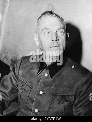 Wilhelm Keitel, ancien chef des forces armées allemandes, dans sa cellule de prison au procès des criminels de guerre du Tribunal militaire international à Nuremberg. Les procès de Nuremberg étaient une série de procès de dirigeants militaires et politiques nazis. Les procès ont eu lieu de 1945 à 1949. Le premier a été le Tribunal militaire international qui a jugé les grands noms comme Göring, Ribbentrop, Keitel, etc Il y a eu par la suite 12 procès de groupes d'hommes comprenant des médecins, les Einsatzgruppen et le haut commandement militaire. Banque D'Images