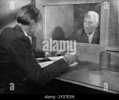 L'accusé Franz von Papen reçoit la visite de son fils alors qu'il est en prison au procès des criminels de guerre du Tribunal militaire international à Nuremberg. C'est von Papen qui pesa Hindenberg de nommer Hitler chancelier, et donc peu de gens dans l'histoire ont causé autant de mal que von Papen, le procès de Nuremberg était une série de procès de grands dirigeants militaires et politiques nazis. Les procès ont eu lieu de 1945 à 1949. Le premier a été le Tribunal militaire international qui a jugé les grands noms comme Göring, Ribbentrop, Keitel, etc Banque D'Images