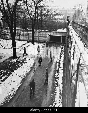 Prisonniers et gardes américains sur les terrains d'exercice de la prison de Nuremberg, où les principaux criminels de guerre ont été internés pendant le procès du Tribunal militaire international. Les procès de Nuremberg étaient une série de procès de dirigeants militaires et politiques nazis. Les procès ont eu lieu de 1945 à 1949. Le premier a été le Tribunal militaire international qui a jugé les grands noms comme Göring, Ribbentrop, Keitel, etc Il y a eu par la suite 12 procès de groupes d'hommes comprenant des médecins, les Einsatzgruppen et le haut commandement militaire. Banque D'Images