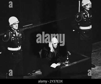 Albert Kesselring, ancien général de l'armée de l'air allemande, témoigne en tant que témoin du défendeur Hermann Goering devant le Tribunal militaire international à Nuremberg. Les procès de Nuremberg étaient une série de procès de dirigeants militaires et politiques nazis. Les procès ont eu lieu de 1945 à 1949. Le premier a été le Tribunal militaire international qui a jugé les grands noms comme Göring, Ribbentrop, Keitel, etc Il y a eu par la suite 12 procès de groupes d'hommes comprenant des médecins, les Einsatzgruppen et le haut commandement militaire. Banque D'Images