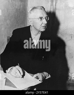 Hjalmar Schacht, ancien ReichsMinister for Economics, dans sa cellule de prison au procès des criminels de guerre du Tribunal militaire international à Nuremberg. Schacht était un économiste brillant et a fait beaucoup pour permettre aux finances nazies. Les procès de Nuremberg étaient une série de procès de dirigeants militaires et politiques nazis. Les procès ont eu lieu de 1945 à 1949. Le premier a été le Tribunal militaire international qui a jugé les grands noms comme Göring, Ribbentrop, Keitel, etc Il y a eu par la suite 12 procès de groupes d'hommes comprenant des médecins, les Einsatzgruppen et le haut commandement militaire. Banque D'Images