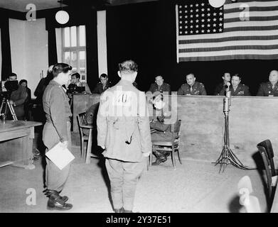 L’ancien SS-Sturmbannfuehrer Friedrich Weitzel, officier en charge de la distribution de nourriture et de vêtements à Dachau, est condamné à mort par pendaison par le tribunal militaire américain. Les procès de Nuremberg étaient une série de procès de dirigeants militaires et politiques nazis. Les procès ont eu lieu de 1945 à 1949. Le premier a été le Tribunal militaire international qui a jugé les grands noms comme Göring, Ribbentrop, Keitel, etc Il y a eu par la suite 12 procès de groupes d'hommes comprenant des médecins, les Einsatzgruppen et le haut commandement militaire. Banque D'Images