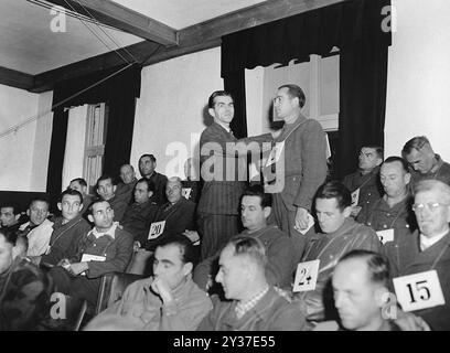 Michael Pellis, un ancien détenu de Dachau, identifie l'ancien SS-Obersturmfuehrer Friedrich Wilhelm Ruppert comme l'homme responsable de la sélection des personnes à mourir dans le crématorium, lors du procès d'anciens membres du camp et de prisonniers de Dachau. Les procès de Nuremberg étaient une série de procès de dirigeants militaires et politiques nazis. Les procès ont eu lieu de 1945 à 1949. Le premier a été le Tribunal militaire international qui a jugé les grands noms comme Göring, Ribbentrop, Keitel, etc Il y a eu 12 essais ultérieurs de groupes d'hommes, y compris des médecins, les Einsatzgruppen et la virgule haute militaire Banque D'Images