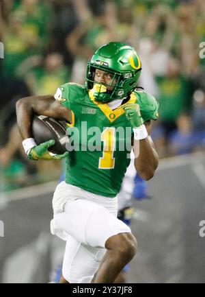 Autzen Stadium, Eugene, OREGON, États-Unis. 7 septembre 2024. Traeshon Holden (1), receveur large des Ducks de l'Oregon, dirige le terrain pendant le match de football de la NCAA entre les Broncos de l'État de Boise et les Ducks de l'Université de l'Oregon au stade Autzen, Eugene, OREGON. Larry C. Lawson/CSM/Alamy Live News Banque D'Images