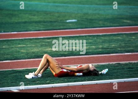 20 août 1984 ; Los Angeles, CA, États-Unis ; lors de la finale olympique de 1984, lors du 3 000 mètres, MARY DECKER s'est mêlée à Zola Budd, une originaire d'Afrique du Sud qui courait pour la Grande-Bretagne. Decker trébucha, tomba sur le champ et se blessa à la hanche. Sur la photo : DECKER se trouve sur le terrain à l'agonie. Credit : Arthur Grace/ZUMAPRESS.com/Alamy Live News Banque D'Images