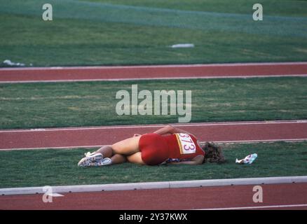 20 août 1984 ; Los Angeles, CA, États-Unis ; lors de la finale olympique de 1984, lors du 3 000 mètres, MARY DECKER s'est mêlée à Zola Budd, une originaire d'Afrique du Sud qui courait pour la Grande-Bretagne. Decker trébucha, tomba sur le champ et se blessa à la hanche. Credit : Arthur Grace/ZUMAPRESS.com/Alamy Live News Banque D'Images